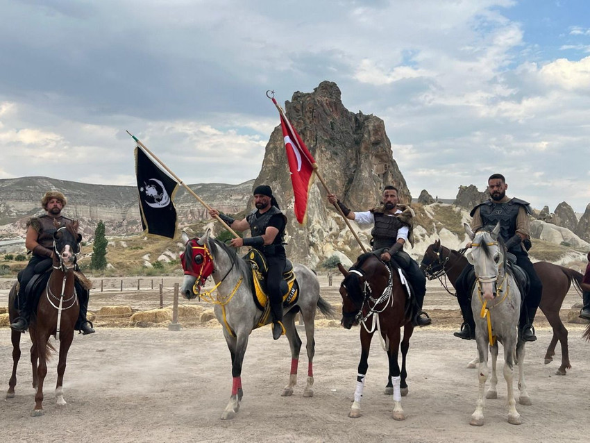 Kapadokya'da gökyüzü balonlarla, vadiler nal sesleriyle şenlendi: At ve Atçılık Festivali başladı - Resim: 2