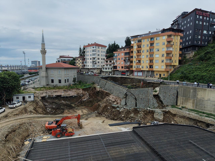 Rize'de korku dolu anlar: Yol çöktü, 3 bina tahliye edildi - Resim: 4