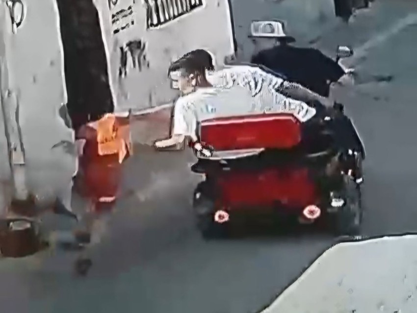 Galatasaray formalı miniğe görülmemiş işkence: 8 yaşındaki çocuğu tutup sürüklediler - Resim: 1