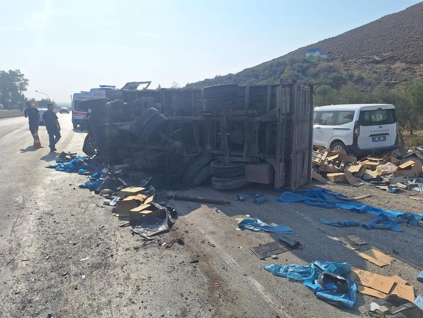 Freni tutmayan kamyon ortalığı savaş alanına çevirdi: Yaralılar var - Resim: 3