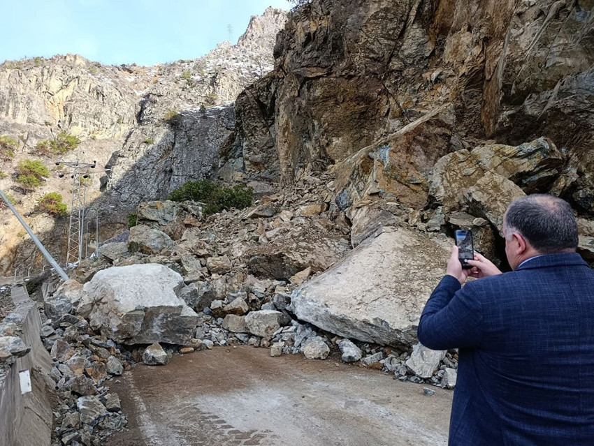 Karadeniz'de heyelan! Dev kayalar karayolunu trafiğe kapattı - Resim: 1