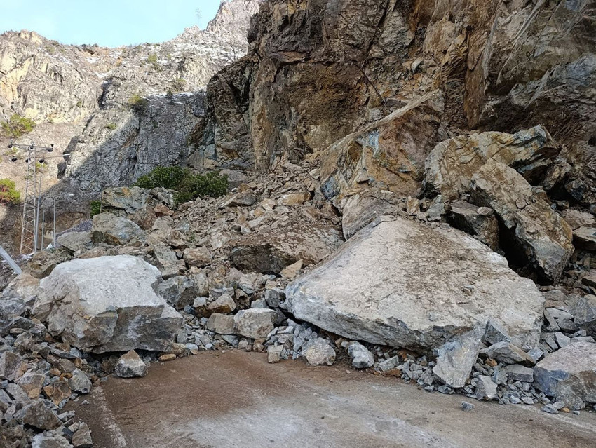 Karadeniz'de heyelan! Dev kayalar karayolunu trafiğe kapattı - Resim: 4