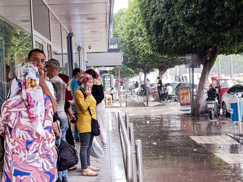 Yaz günü aniden bastıran sağanak vatandaşları hazırlıksız yakaladı - Resim: 2