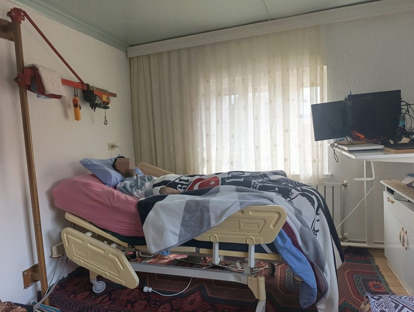 16 yıldır sadece 6 metrekarelik bir oda yaşayan gençten ders gibi sözler - Resim: 3