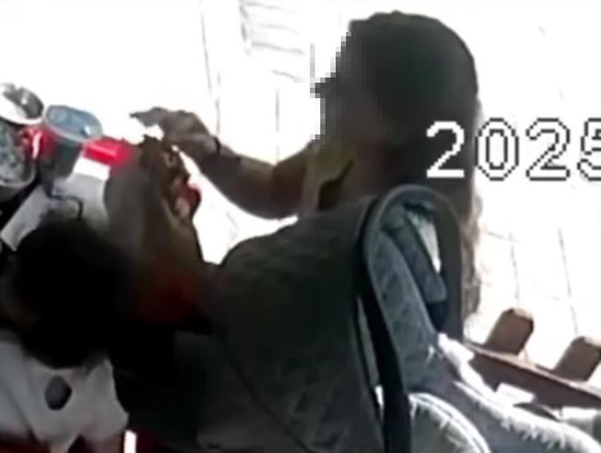 Pes dedirten olay! Kopardığı saçı tostun arasına koydu - Resim: 1