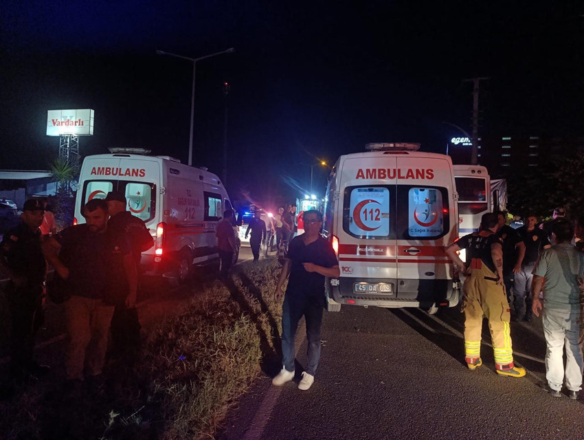 İşçi servisinin TIR'a çarptığı kazada can pazarı! Çok sayıda yaralı var - Resim: 2