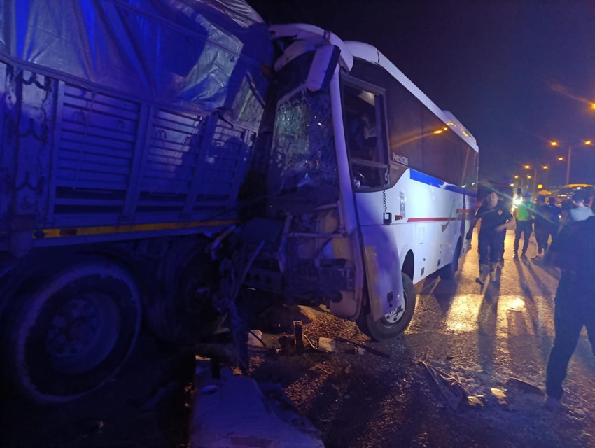 İşçi servisinin TIR'a çarptığı kazada can pazarı! Çok sayıda yaralı var - Resim: 1