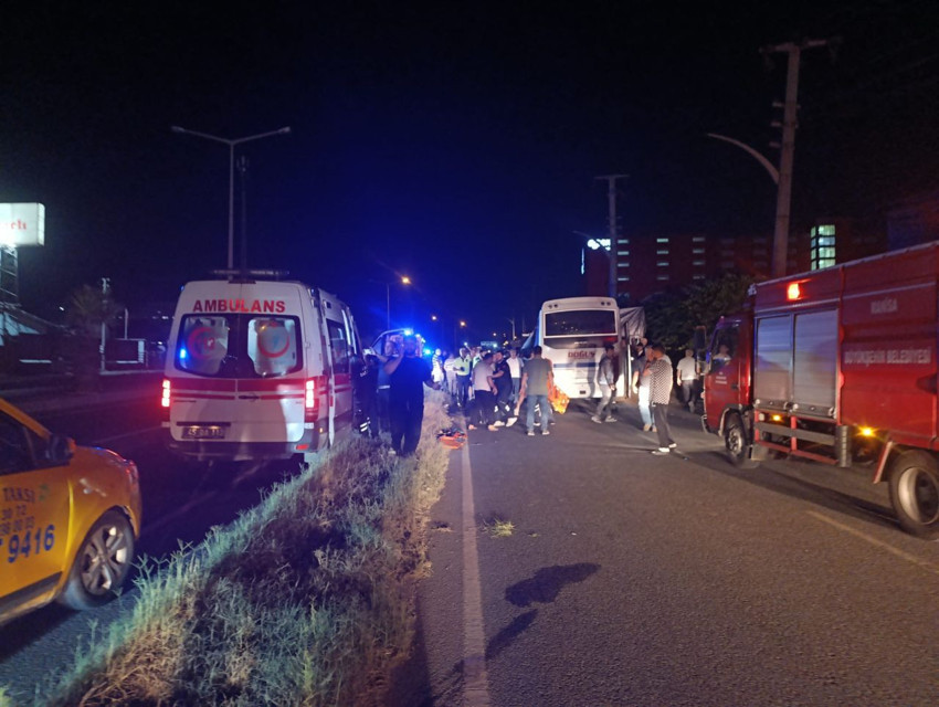 İşçi servisinin TIR'a çarptığı kazada can pazarı! Çok sayıda yaralı var - Resim: 4