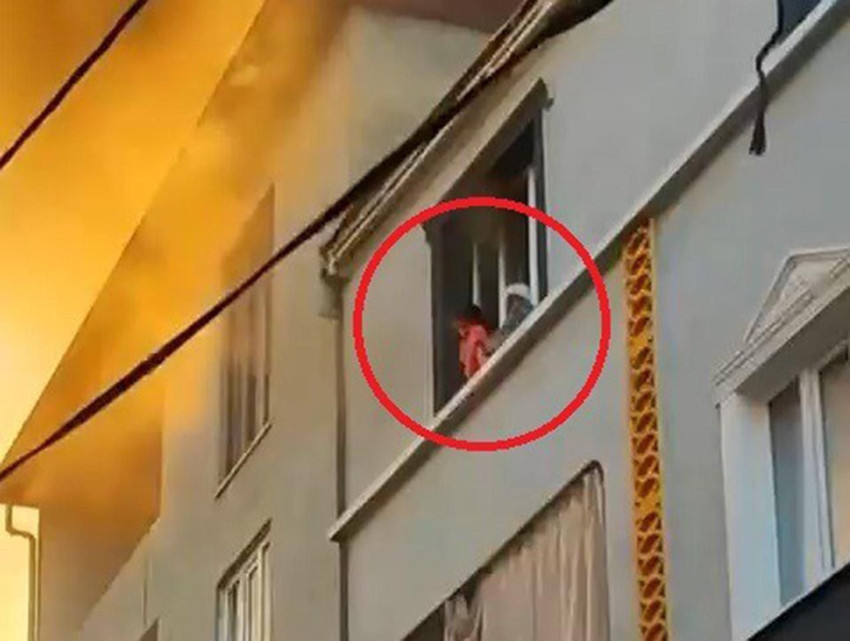 Önce çocuğunu, ardından da kendisini 3’üncü kattan attı - Resim: 1