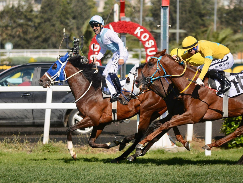 99'ncu Gazi Koşusu'nda Veliefendi defile sahnesine döndü; hanımların şıklık yarışı kamerada... - Resim: 1
