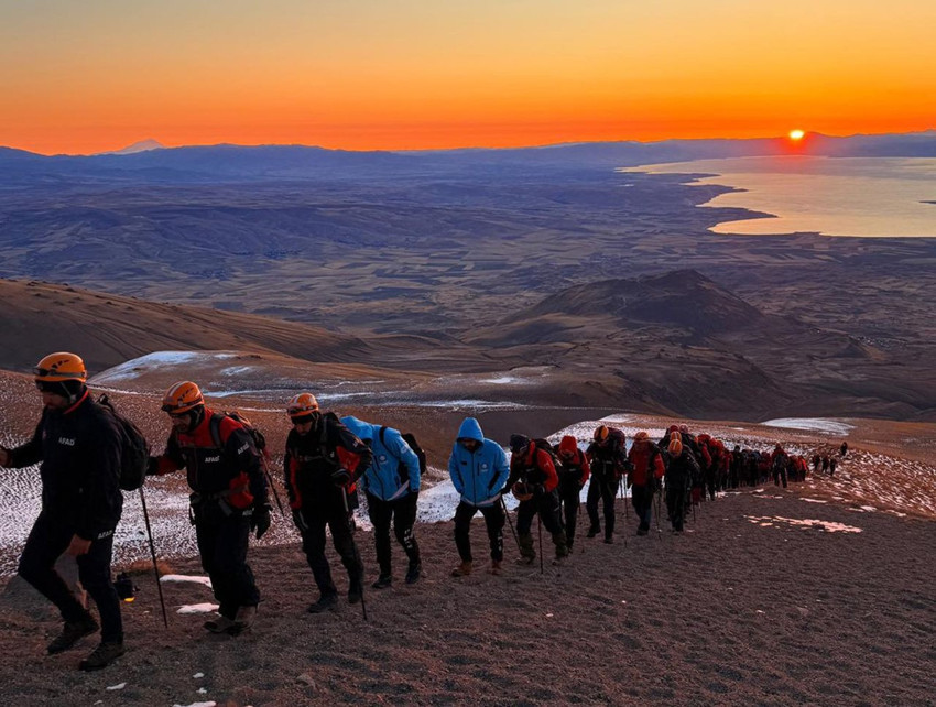 AFAD ekibinden Türkiye'nin zirvesinde nefes kesen tatbikat: İnanılmaz manzara herkesi büyüledi! - Resim: 4