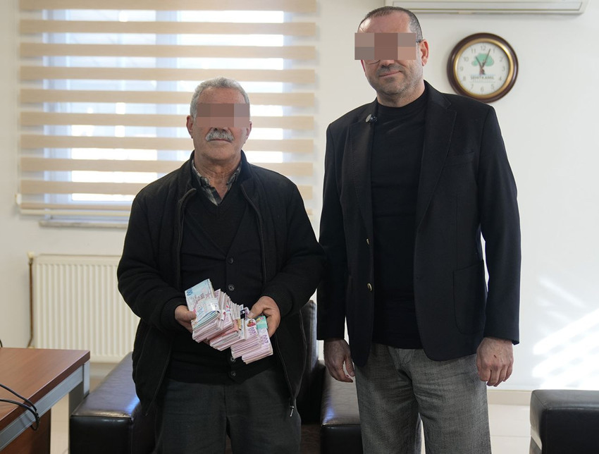 Bir elinde çöp, diğer elinde para poşeti vardı... Öyle bir hata yaptı ki... - Resim: 2