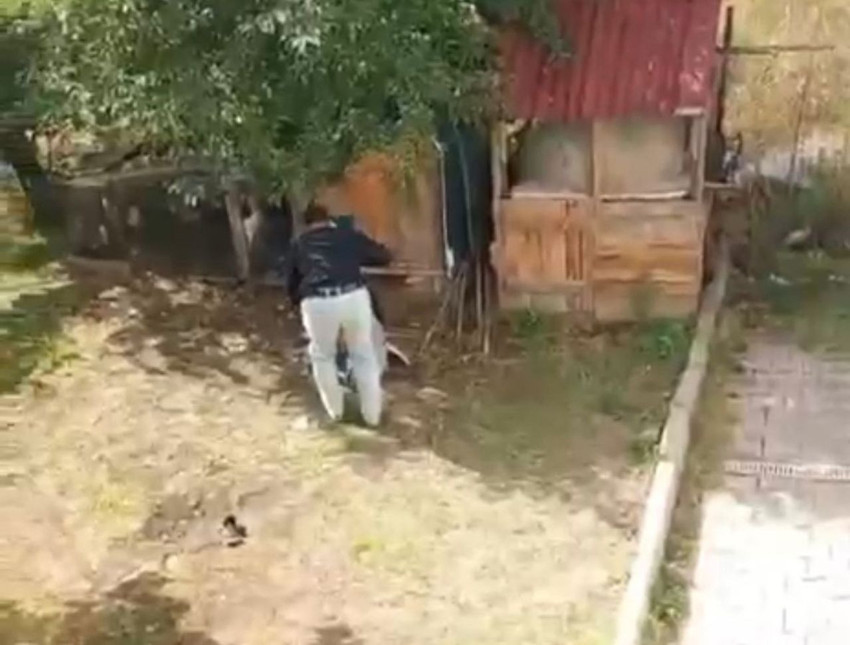 Annesini ve kız kardeşini darbeden psikopat kamerada... - Resim: 4