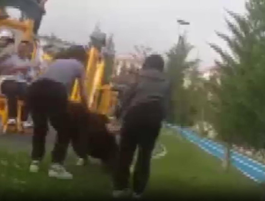 Ortaokullu kıza kahkahalar eşliğinde dayak dehşeti! - Resim: 1