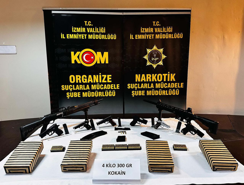 İzmir'de tekerlekli cephaneliğe operasyon: Yüzlerce silah ele geçirildi - Resim: 2
