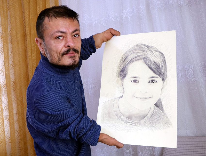 İki eli de yok ama o dirsekleriyle hayata tutunmayı başarıp siparişlere yetişemez hale geldi - Resim: 4