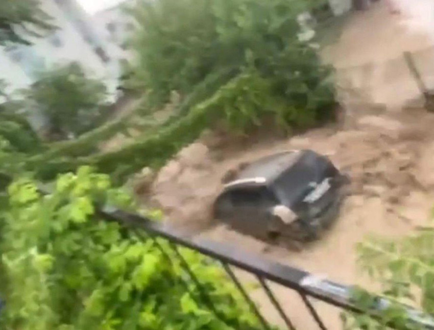 Aniden bastıran sağanak yağış bir şehrimizi sulara gömdü - Resim: 3