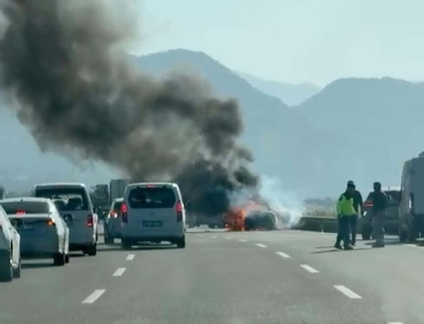 Otoyolda can pazarı: Seyir halindeki lüks spor otomobil alev topuna döndü! - Resim: 4