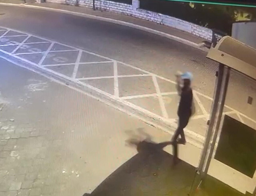 AK Parti binasına taşlı saldırı kamerada - Resim: 2