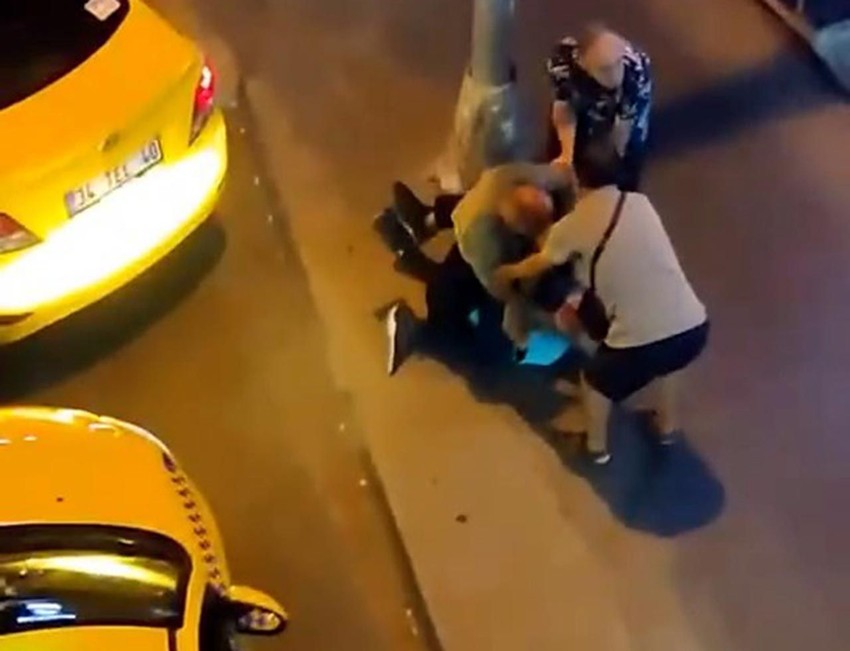 İstanbul'da taksicilerin yumruk yumruğa kavgası kamerada - Resim: 1