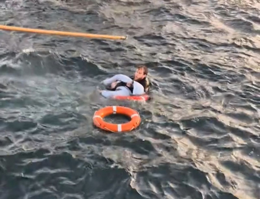 İstanbul Boğazı'nda korku dolu anlar: Denize düşen genç kadını denize atlayıp kurtardı - Resim: 3