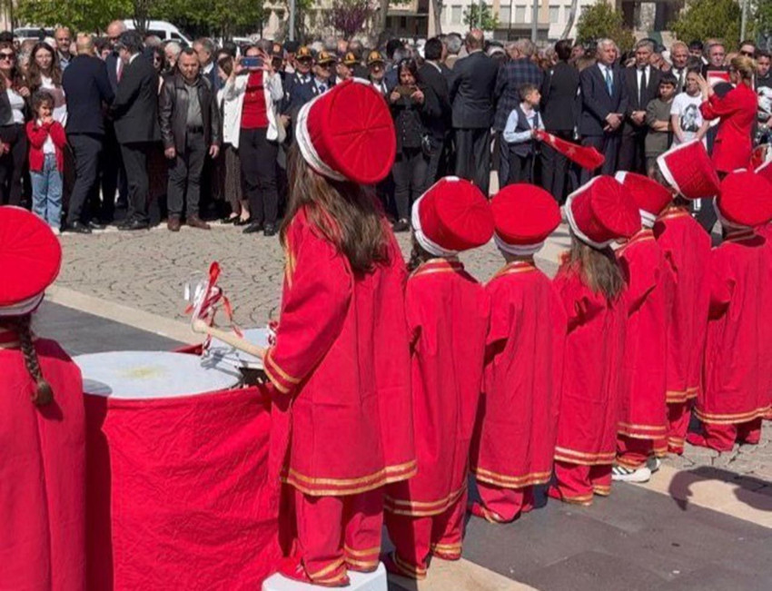 23 Nisan töreninde şaşırtan protesto: CHP'liler arkasını döndü - Resim: 2