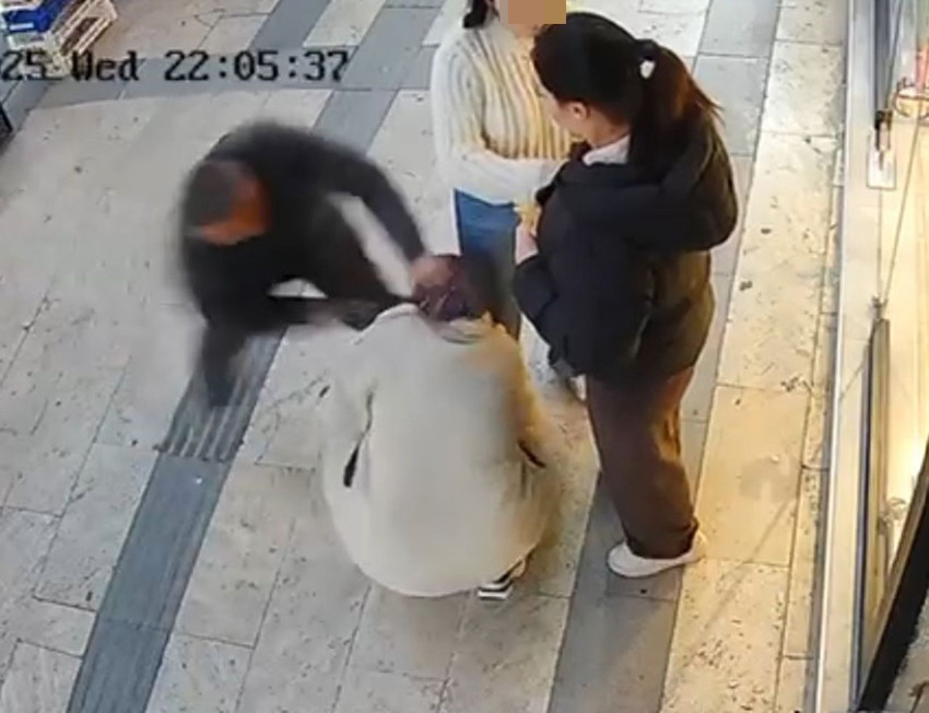 Eşi olacak cani sokak ortasında bıçakla saldırdı, esnaf kadını ölmekten meyve kasalarıyla kurtardı - Resim: 3