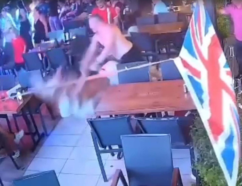 Marmaris'te restoranda şoke eden görüntüler: İngiliz aile tekme tokat birbirine girdi! - Resim: 2