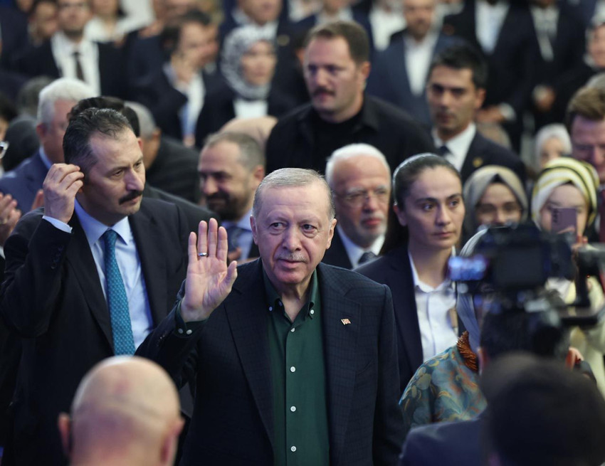 Emine Erdoğan, Cumhurbaşkanı Erdoğan'a sarılıp ağladı - Resim: 1