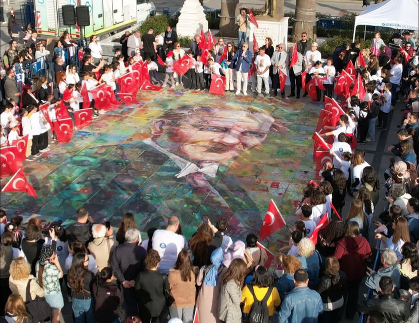 Bandırma’da Atatürk portresi için dev puzzle etkinliği Cumhuriyet Meydanı’nı renklendirdi - Resim: 1