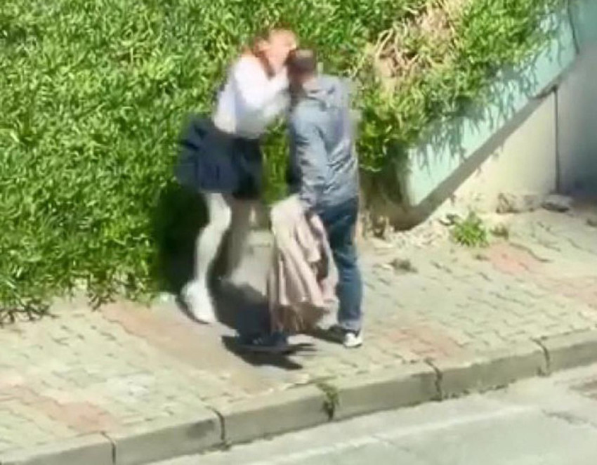 İstanbul'da sokak ortasında dehşet! Genç kadını yumruklayıp yardım etmek isteyenlere saldırdı - Resim: 4