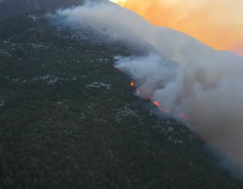 Antalya'nın Kaş ilçesi Kalkan Üzümlü Mahallesi'nde sabaha karşı orman yangını çıktı. Alevleri kontrol altına almak için 6 helikopter, 3 uçak ve 135 personelin havadan ve karadan müdahalesi aralıksız devam ediyor.