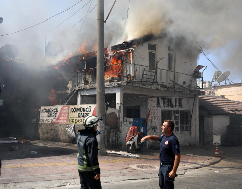 Evini kendi elleriyle ateşe verdi, tabureye oturup yangını izledi - Resim: 4