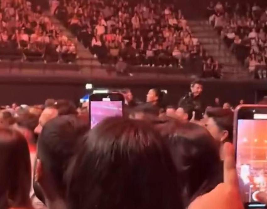 Konserde ilginç anlar: Önündeki seyirciyi Yalın'a şikayet edince... - Resim: 2