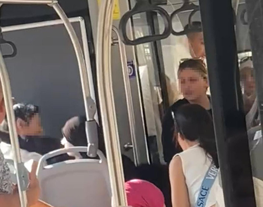 Belediye otobüsünde saç saça baş başa kavga! Tesettürlü kadına çirkin sözler - Resim: 3