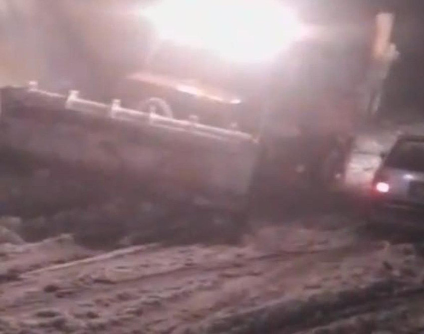 Yoğun kar yağışı ve tipi bastırdı; ulaşım felç oldu! - Resim: 1