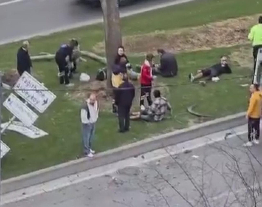 İstanbul'da can pazarı! Dolmuş aydınlatma direğine çarptı; yaralılar var - Resim: 4