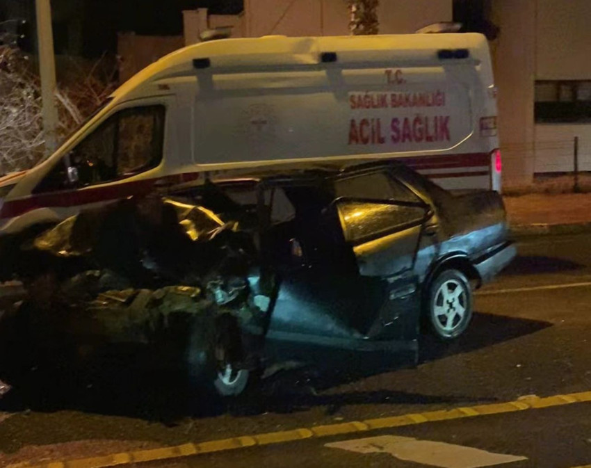 Otomobilin kağıt gibi katlandığı kaza kamerada - Resim: 2