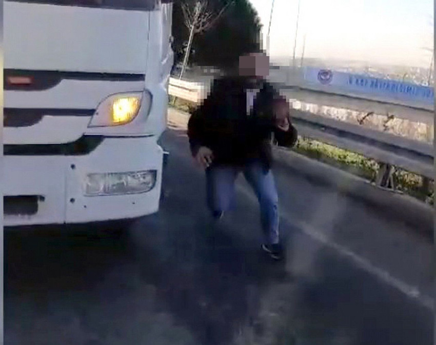 İstanbul trafiğinde psikopat saldırısı kamerada - Resim: 1