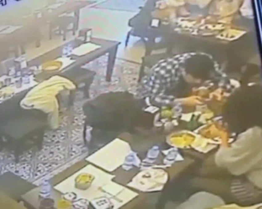 Yemekten çıkan böcek tarafından ısırıldı, bir anda acı içinde kaldı! - Resim: 2