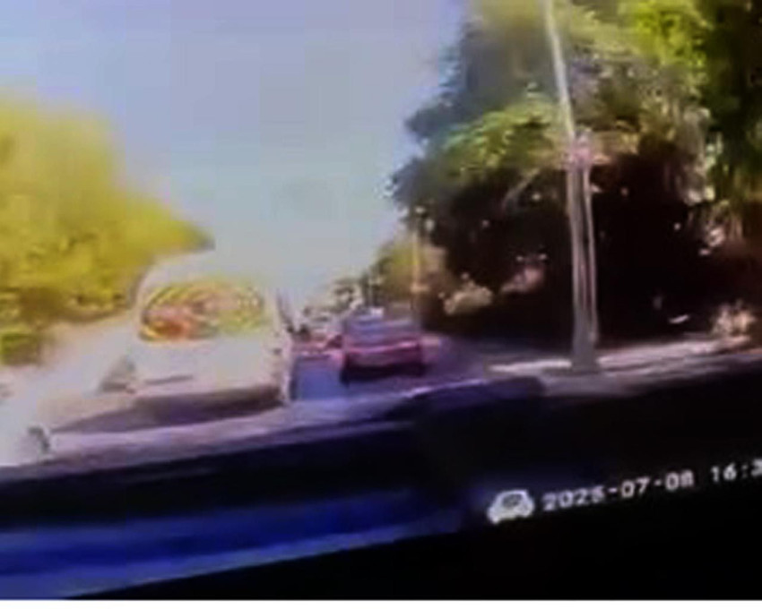 Amerika'dan getirdiği otomobille trafiğe çıkar çıkmaz kaza yaptı - Resim: 1