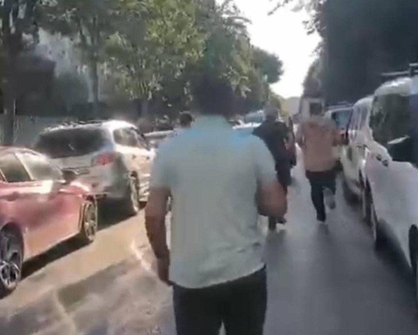 İstanbul'da araç içinde şiddete uğrayan kadının yardımına mahalleli yetişti - Resim: 3