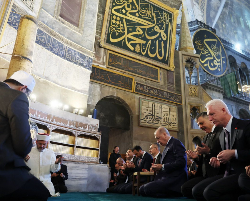 Erdoğan, Ayasofya çıkışı ''ben yemiyorum'' deyip gazetecilere ikram etti - Resim: 3