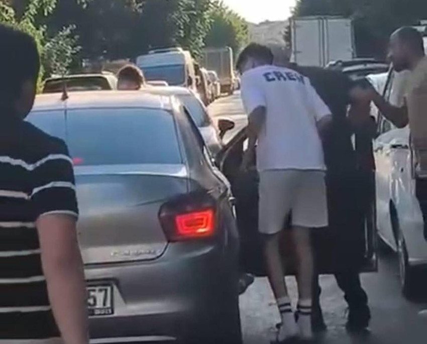 İstanbul'da araç içinde şiddete uğrayan kadının yardımına mahalleli yetişti - Resim: 2