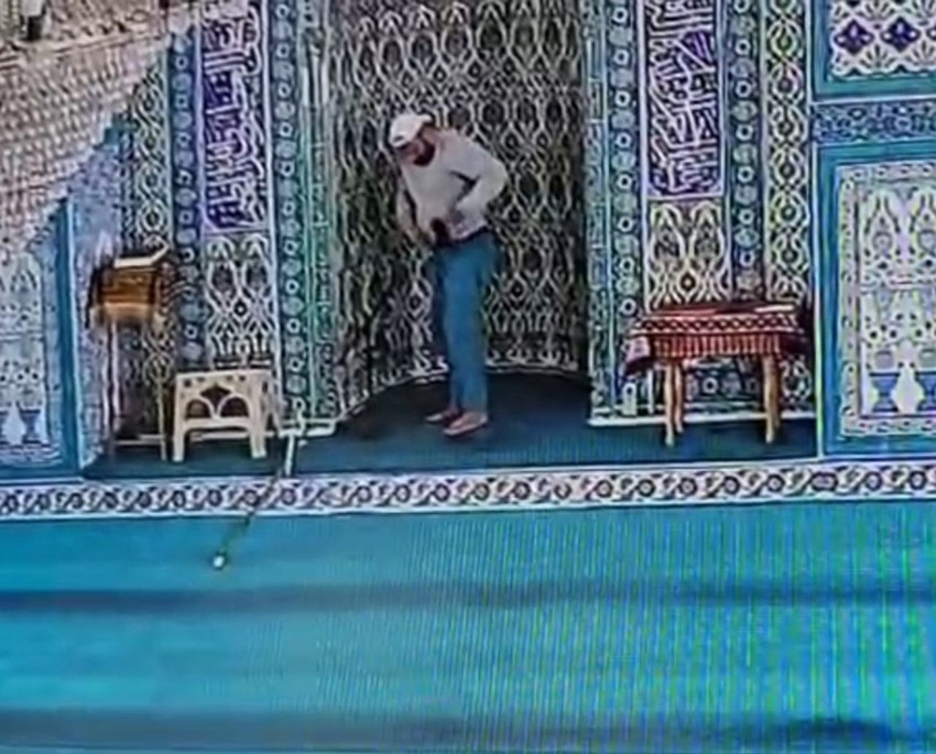 Oltalı hırsız camiden öyle bir şey çaldı ki... Akılalmaz hırsızlık saniye saniye kamerada - Resim: 2