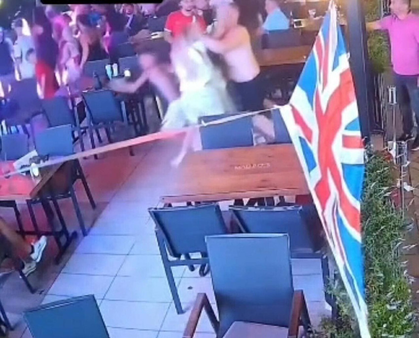 Marmaris'te restoranda şoke eden görüntüler: İngiliz aile tekme tokat birbirine girdi! - Resim: 4