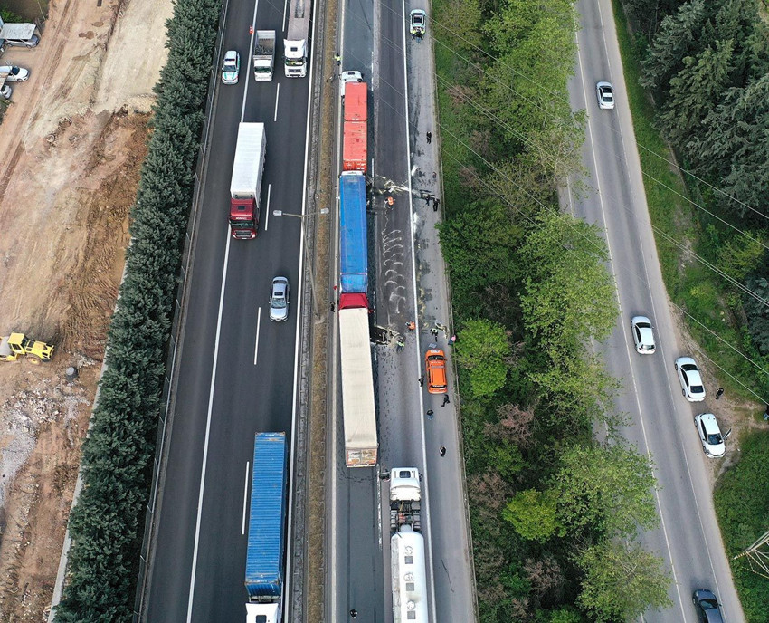 TEM'i kilitleyen kaza: 6 araç birbirine girdi - Resim: 4