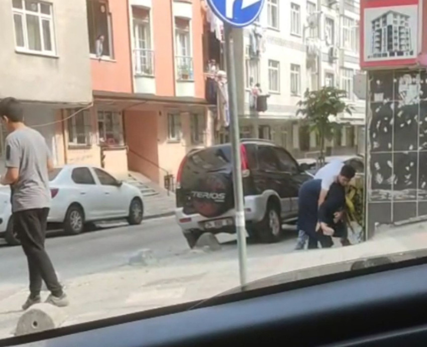 İstanbul'da güpegündüz hayırsız evlat dehşeti kamerada: Annesine tekme tokat darbetti - Resim: 2