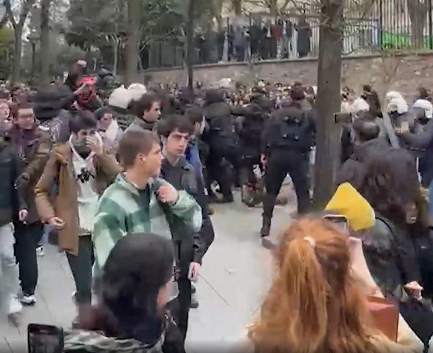 İstanbul Üniversitesi'nde İmamoğlu eylemi: Polis müdahale etti! - Resim: 3