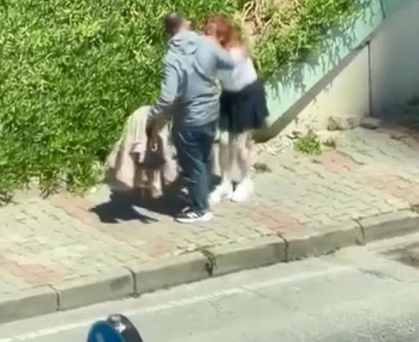 İstanbul'da sokak ortasında dehşet! Genç kadını yumruklayıp yardım etmek isteyenlere saldırdı - Resim: 3